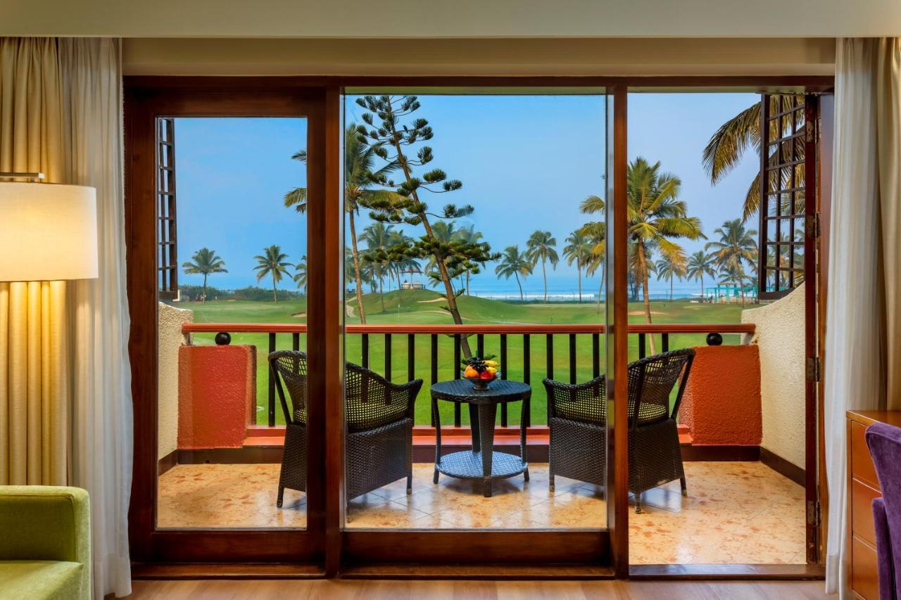 Caravela Beach Resort Varca Bagian luar foto A view of the golf course from a room at the Taj Bengal