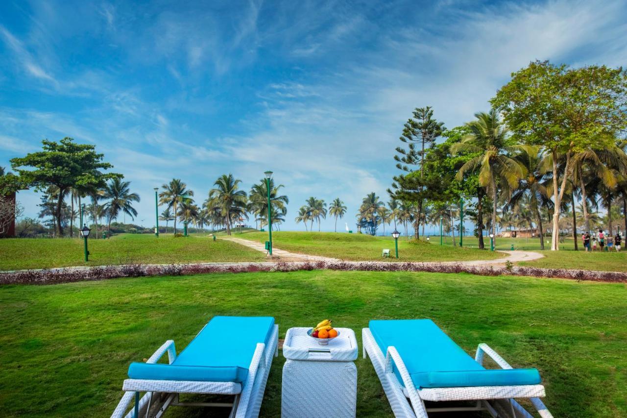 Caravela Beach Resort Varca Bagian luar foto The lawns at the resort