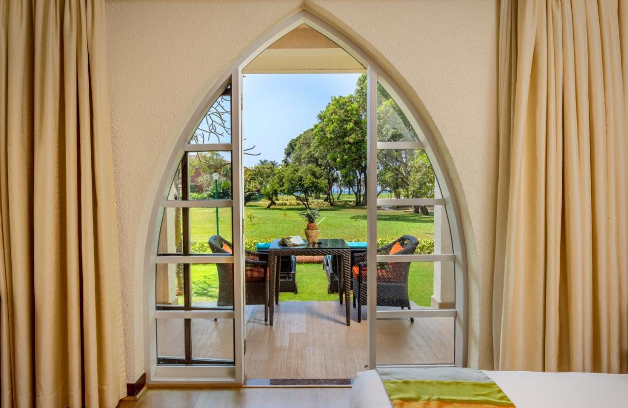 Caravela Beach Resort Varca Bagian luar foto A view of the garden from a room at the hotel