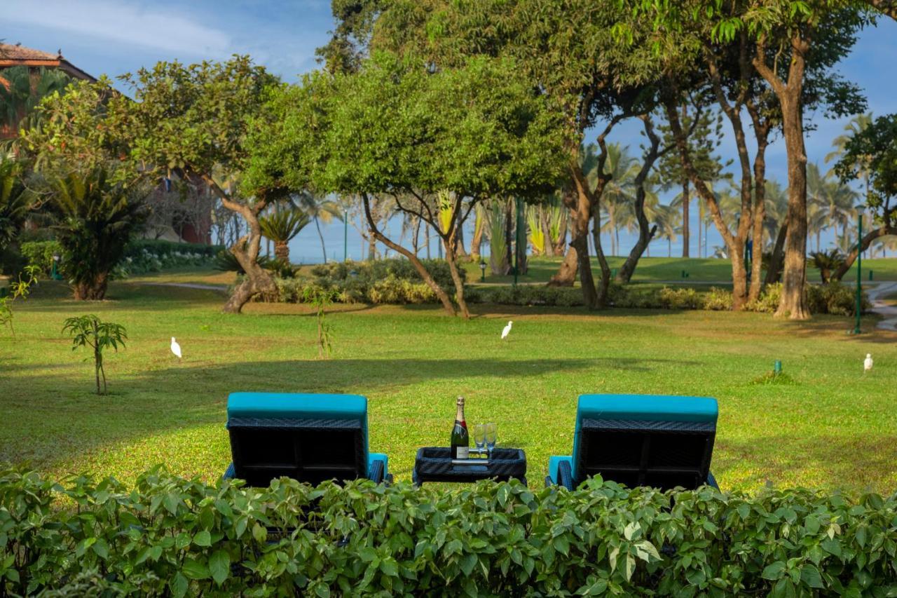 Caravela Beach Resort Varca Bagian luar foto The lawns at the Taj Bengal