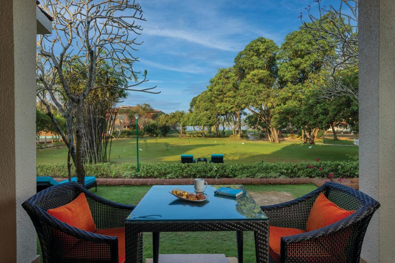 Caravela Beach Resort Varca Bagian luar foto View of the golf course at the Taj Bengal