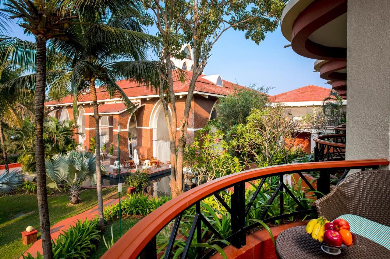 Caravela Beach Resort Varca Bagian luar foto The resort's poolside
