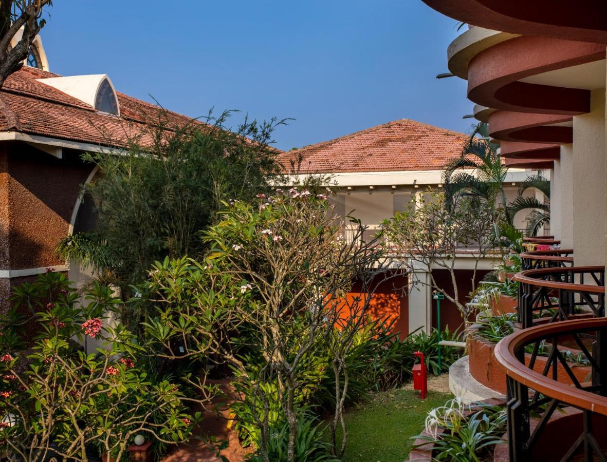 Caravela Beach Resort Varca Bagian luar foto The resort's garden