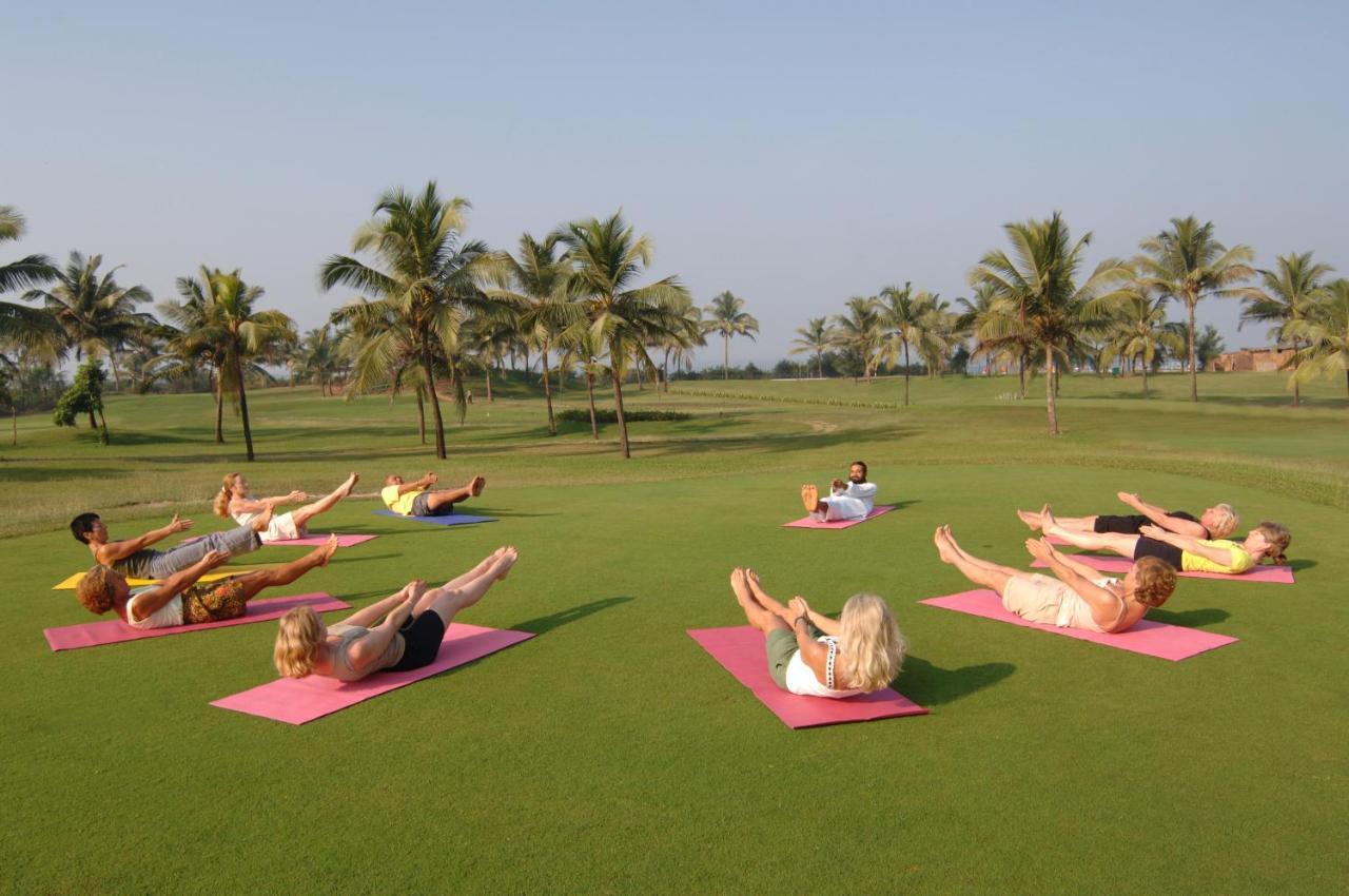 Caravela Beach Resort Varca Bagian luar foto A yoga class at the Taj Bengal