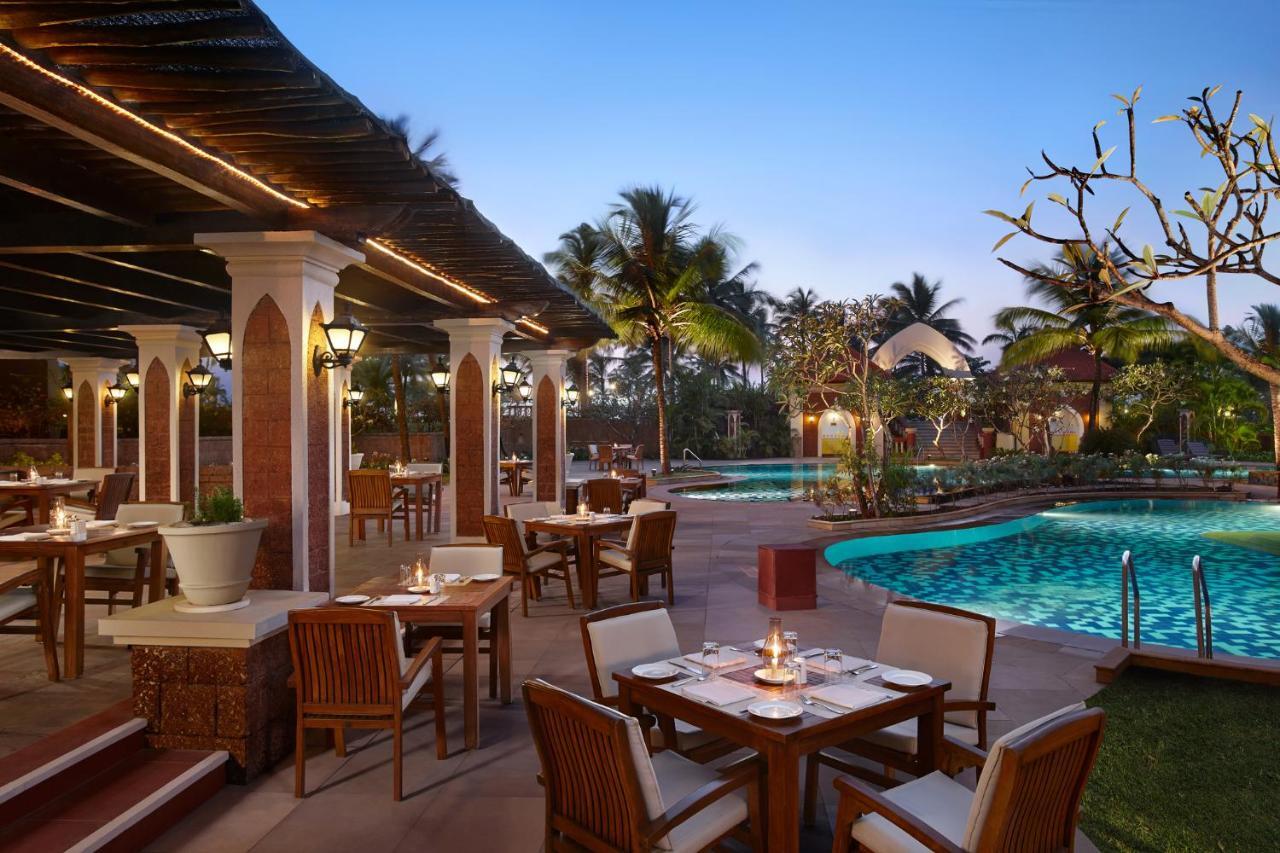Caravela Beach Resort Varca Bagian luar foto The poolside at the Taj Bengal