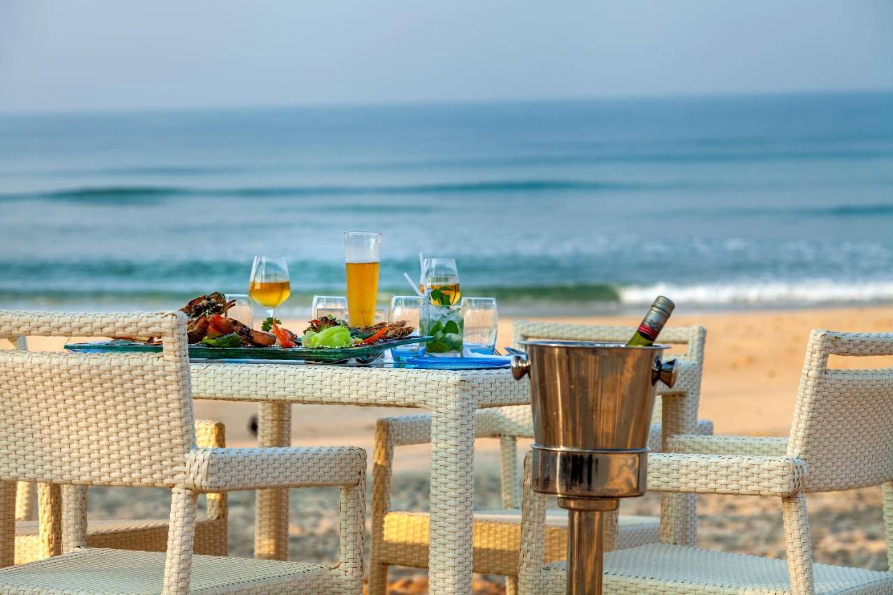 Caravela Beach Resort Varca Bagian luar foto A beachside dining experience at the Taj Bengal