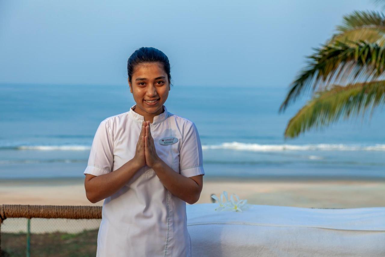 Caravela Beach Resort Varca Bagian luar foto A hotel employee in India